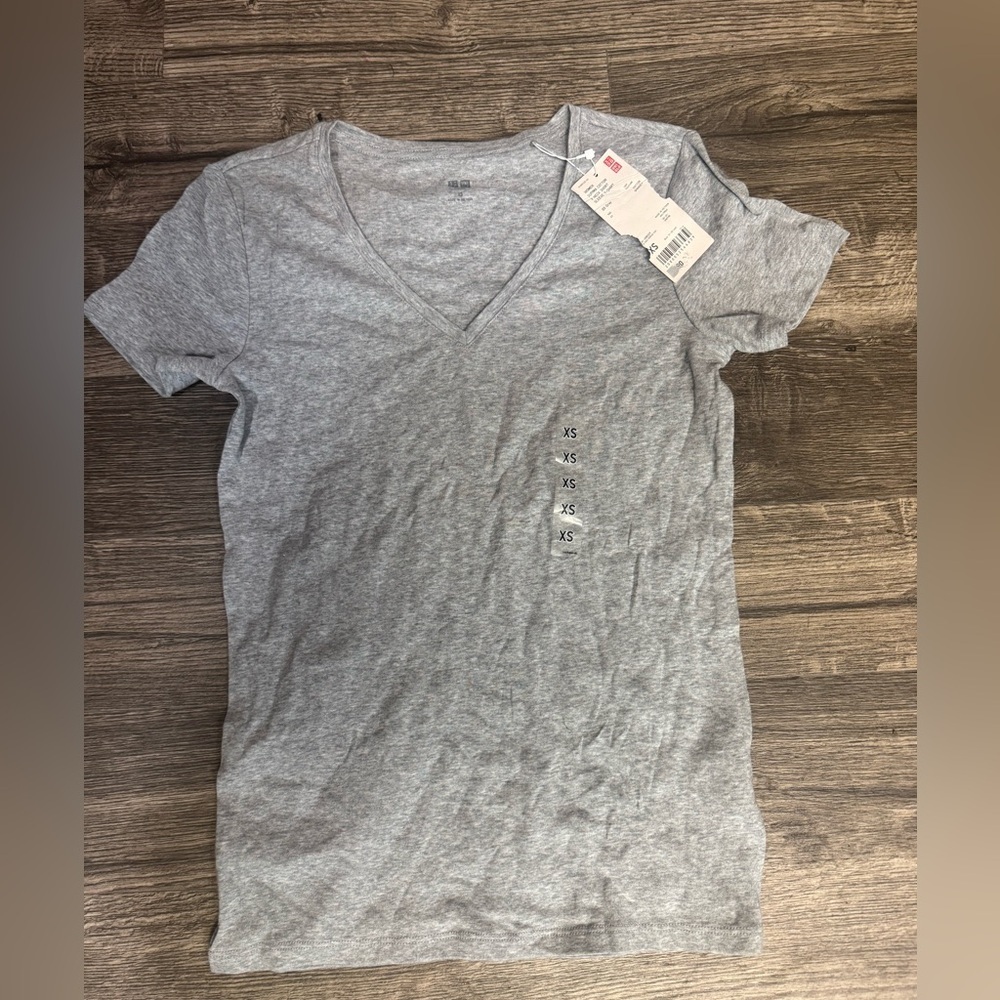 Uniqlo Heather Gray V-Neck Short Sleeve Tee